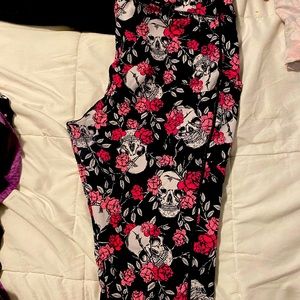 Torrid active wear skull leggings with pockets